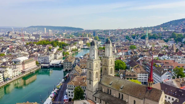 Zurigo, Svizzera. Panorama della città dall'alto. Limmat River Flow Point, Kvaybrucke Bridge, Sechselautenplatz Square, Vista aerea — Foto Stock