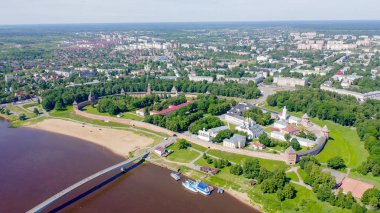 Veliky Novgorod, Rusya. Novgorod Kremlin (Detinets), Volkhov Nehri. Şehir üzerinde uçuş, Drone Gönderen 