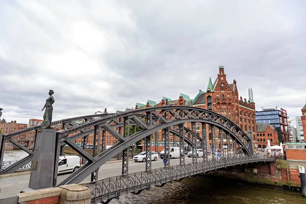 Hamburgo, Alemania - 27 de junio de 2019: Puente "Brooks" se encuentra en la zona —  Fotos de Stock