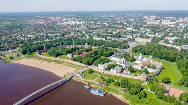 韦利基·诺夫哥罗德，俄罗斯。诺夫哥罗德克里姆林宫（德迪内茨），沃尔霍夫河。飞过城市，从无人机 — 图库照片