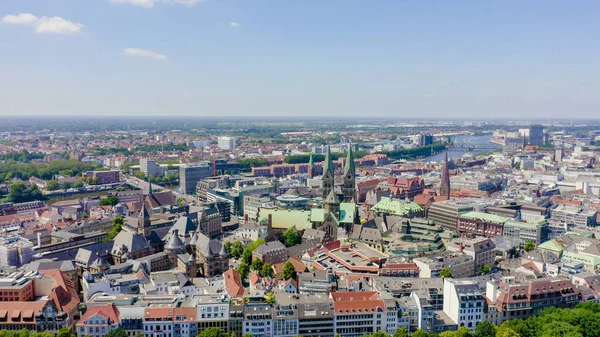 Bremen. der historische teil bremens, die altstadt. bremen (st. petri dom bremen). Blick im Flug, Luftaufnahme — Stockfoto