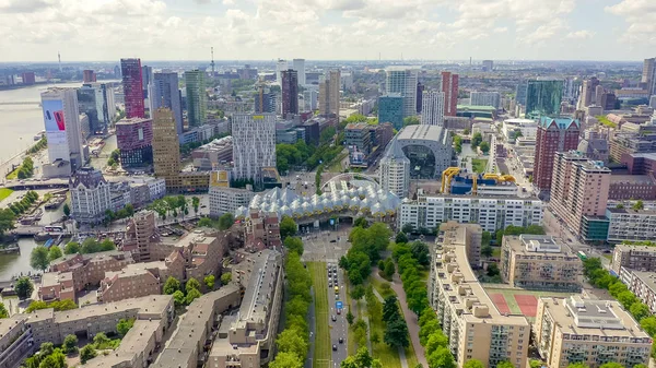 Rotterdam, Paesi Bassi - 1 luglio 2019: Panorama della parte commerciale della città. Case cubiche - Kijk-Kubus e Markthol, Vista aerea — Foto Stock