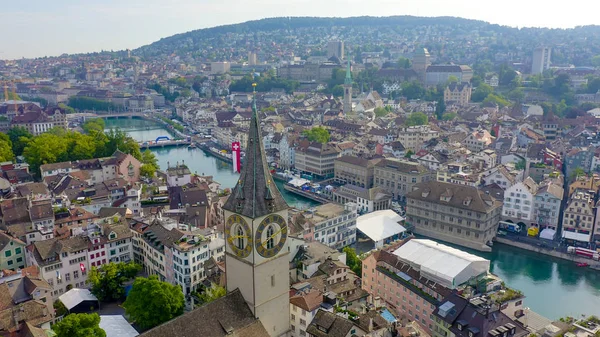 Zürich, Schweiz. Stadtpanorama aus der Luft. Blick auf den Zürichsee. Limmatablaufstelle, Peterskirche, Frauenkirche, Luftaufnahme — Stockfoto