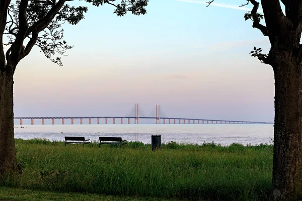 Suecia, Malmo. Puente de Oresund al amanecer — Foto de Stock