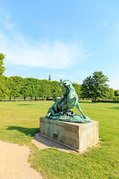 Copenhagen, Denmark. "Royal Garden", "The fight with the snake" — ストック写真