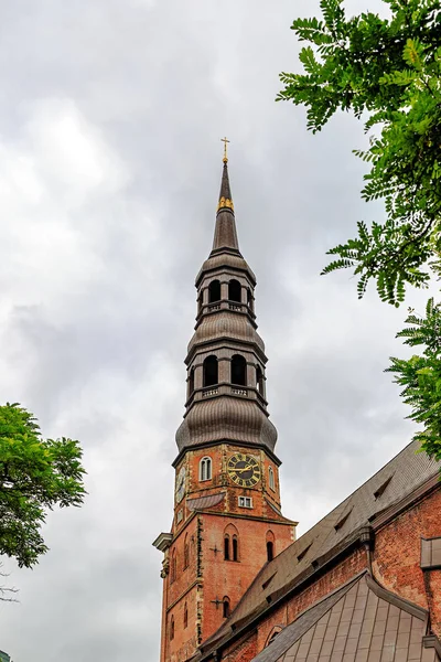 Hamburg, Niemcy. Budynek kościoła św. Katarzyny (Hauptkirche St. — Zdjęcie stockowe
