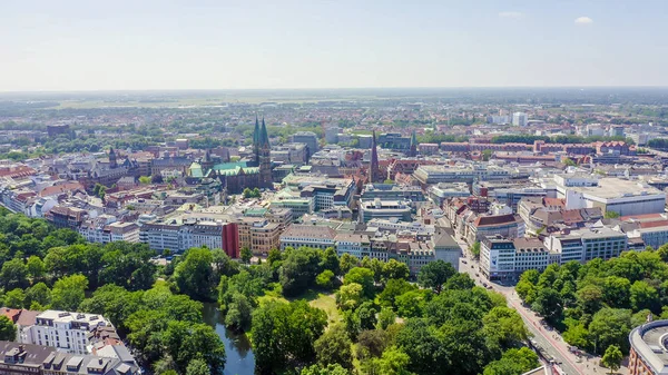 Bremen, Alemania. La parte histórica de Bremen, el casco antiguo. Catedral de Bremen (St. Petri Dom Bremen). Vista en vuelo, Vista aérea — Foto de Stock