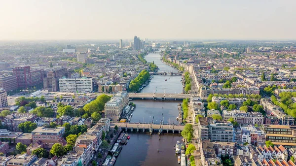 荷兰阿姆斯特丹。飞过城市的屋顶。阿姆斯特尔河， 阿姆斯特尔网关， 鸟瞰图 — 图库照片