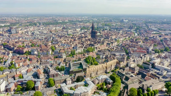 Strasbourg, Franciaország. A történelmi része a város, Strasbourg katedrális, légi kilátás — Stock Fotó