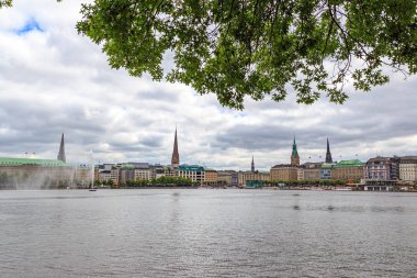 Hamburg, Almanya - 27 Haziran 2019: B Gölü kıyısındaki evler