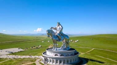 Atlı heykeli cengiz Khan'ın güneşli havalarda. Moğolistan, Ulaanbaatar, dron üzerinden 