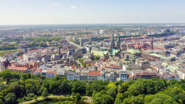 Bremen, Almanya. Bremen'in tarihi kısmı, eski şehir. Bremen Katedrali ( St Petri Dom Bremen ). Uçuşgörünümü, Havadan Görünüm 