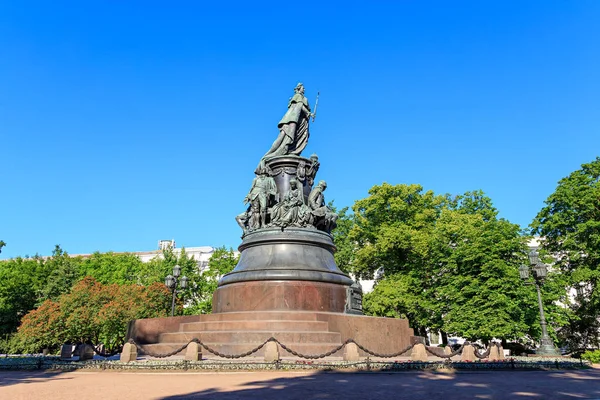 San Petersburgo, Rusia. Monumento a Catalina la Grande. Texto: — Foto de Stock