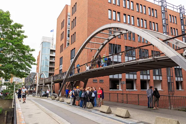 Hamburgo, Alemania - 27 de junio de 2019: Turistas en el área de Hamburgo S — Foto de Stock