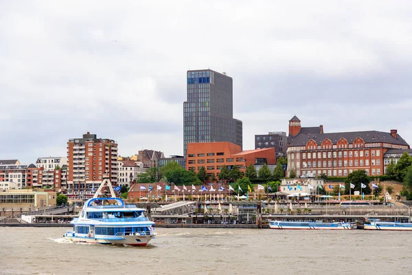 Hamburgo, Alemania - 27 de junio de 2019: Nave en el río Elba —  Fotos de Stock