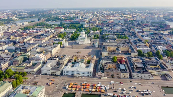 Helsinki, Finlandia. Centro de la ciudad vista aérea. Catedral de Helsinki. Plaza del Senado. Plaza del Mercado, desde el dron —  Fotos de Stock
