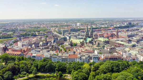 Bremen, Germany. The historic part of Bremen, the old town. Bremen Cathedral ( St. Petri Dom Bremen ). View in flight, Aerial View — Stock Photo, Image