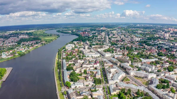 Panorama de la ciudad de Tver, Rusia. Vista aérea. Río Volga, desde el dron —  Fotos de Stock