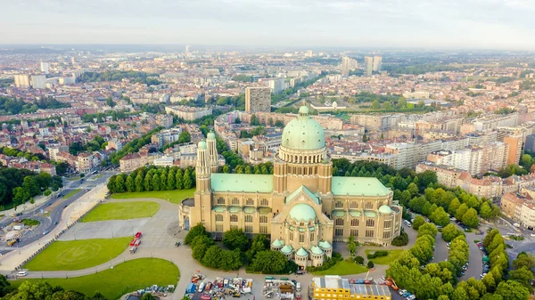 Bruselas, Bélgica. Basílica Nacional del Sagrado Corazón. Temprano en la mañana, Vista aérea — Foto de Stock