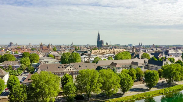 Strasburgo, Francia. La parte storica della città, Cattedrale di Strasburgo, Vista aerea — Foto Stock