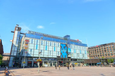 Helsinki, Finlandiya - 21 Haziran 2019: Kamppi otobüs durağı. Alışveriş. 