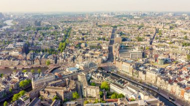 Amsterdam, Hollanda. Şehrin çatılarında uçuyor. Kentsel nakliye kanalları ile şehrin tarihi parçası, Havadan Görünümü 