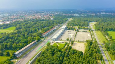 Monza, İtalya - 6 Temmuz 2019: Autodromo Nazionale Monza İtalya 'nın Monza kenti yakınlarında, Milano' nun kuzeyinde bir yarış pisti. Formula 1 Grand Prix 'nin yeri. Havadan, Hava Görüntüsü 