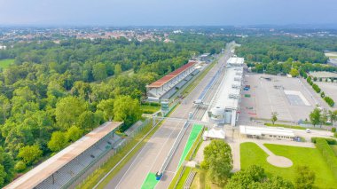 Monza, İtalya - 6 Temmuz 2019: Autodromo Nazionale Monza İtalya 'nın Monza kenti yakınlarında, Milano' nun kuzeyinde bir yarış pisti. Formula 1 Grand Prix 'nin yeri. Havadan, Hava Görüntüsü 