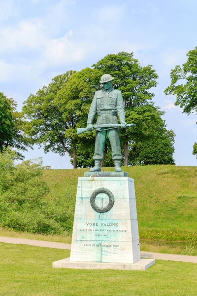 Kopenhagen, Dänemark - 26. Juni 2019: Statue von "vore faldne" (ou — Stockfoto