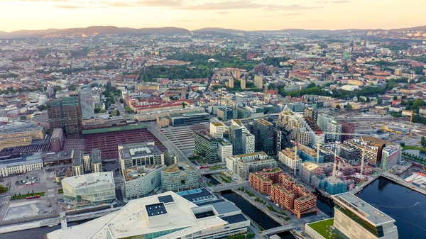 Oslo, Noruega. Vista panorámica del centro de la ciudad al atardecer. Estación de tren, Desde Drone — Foto de Stock