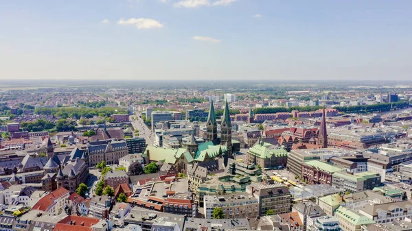 Bremen, Germany. The historic part of Bremen, the old town. Bremen Cathedral ( St. Petri Dom Bremen ). View in flight, Aerial View — Stock Photo, Image