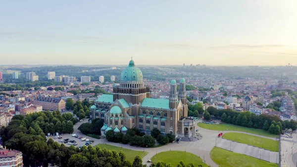 Bruxelles, Belgique. Basilique nationale du Sacré-Cœur. Tôt le matin, Vue aérienne — Photo