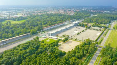 Monza, İtalya - 6 Temmuz 2019: Autodromo Nazionale Monza İtalya 'nın Monza kenti yakınlarında, Milano' nun kuzeyinde bir yarış pisti. Formula 1 Grand Prix 'nin yeri. Havadan, Hava Görüntüsü 
