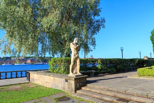 Stockholm, Suède. Sculptures en pierre dans un parc dans une place près de t — Photo