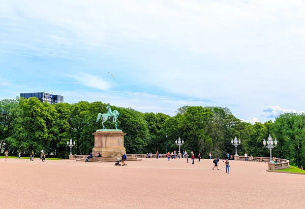 Oslo, Noruega - 24 de junio de 2019: Estatua del Rey Karl Johan en Oslo —  Fotos de Stock