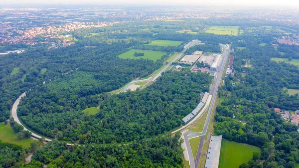 Monza, Італія - 6 липня 2019: Autodromo Nazionale Monza - гоночна траса поблизу міста Монца в Італії, на північ від Мілана. Місце проведення Гран-прі Формули-1. Повітряний вид — стокове фото