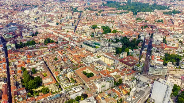 Milán, Italia. Techos de la vista aérea de la ciudad. Clima nublado, Vista aérea —  Fotos de Stock