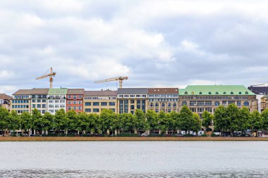 Hamburg, Almanya - 27 Haziran 2019: B Gölü kıyısındaki evler