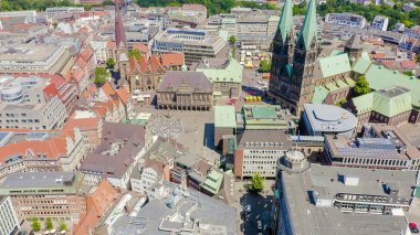 Bremen, Almanya. Bremen Pazar Meydanı (Bremer Marktplatz), Bremen Katedrali (St. Petri Dom Bremen). Uçuşta görüntüle, Hava Görünümü 