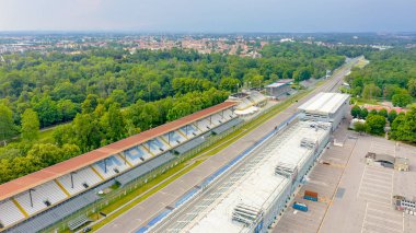 Monza, İtalya - 6 Temmuz 2019: Autodromo Nazionale Monza İtalya 'nın Monza kenti yakınlarında, Milano' nun kuzeyinde bir yarış pisti. Formula 1 Grand Prix 'nin yeri. Havadan, Hava Görüntüsü 