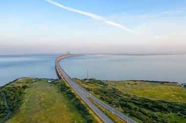 İsveç, Malmö. Öresund Köprüsü, gün doğumunda hava görüşünde.