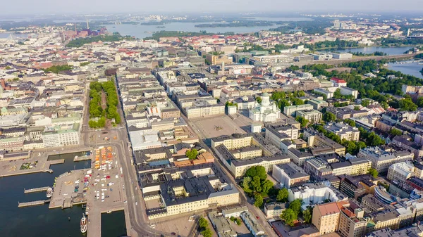 Helsinki, Finlandia. Centro de la ciudad vista aérea. Catedral de Helsinki. Plaza del Senado. Plaza del Mercado, desde el dron —  Fotos de Stock