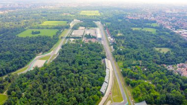 Monza, İtalya - 6 Temmuz 2019: Autodromo Nazionale Monza İtalya 'nın Monza kenti yakınlarında, Milano' nun kuzeyinde bir yarış pisti. Formula 1 Grand Prix 'nin yeri. Havadan, Hava Görüntüsü 