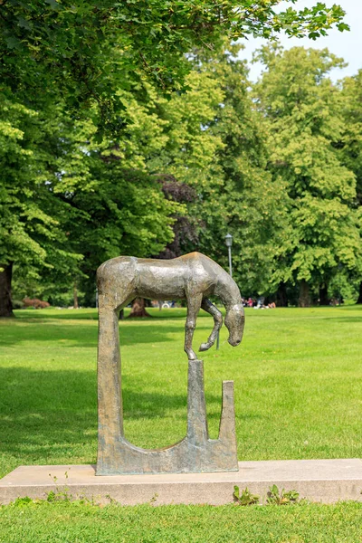 Vasteras, Zweden - 23 juni 2019: Paardensculptuur in het Vasapark ( — Stockfoto