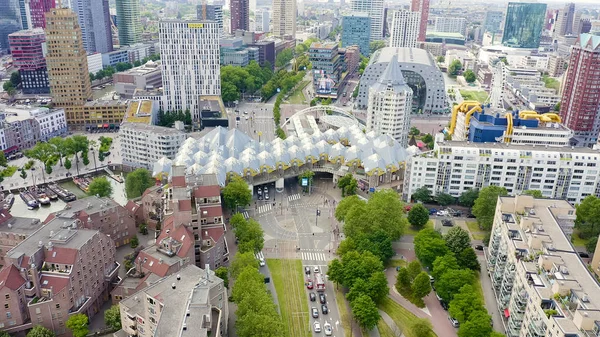 Rotterdam, Nederländerna - 1 juli 2019: Panorama över affärsdelen av staden. Kubikhus (Kijk-Kubus) och saluhall (Markthol), Flygfoto — Stockfoto