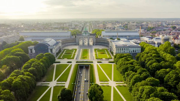 Brüksel, Belçika. Ellinci Yıldönümü Parkı. Park Senkantoner. Brüksel Arc de Triomphe (Brüksel Kapısı), Havadan Görünüm — Stok fotoğraf