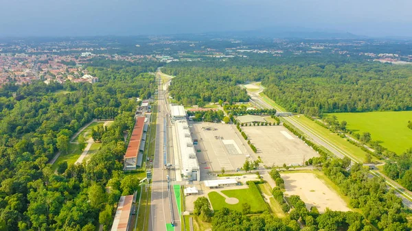 Monza, İtalya - 6 Temmuz 2019: Autodromo Nazionale Monza İtalya 'nın Monza kenti yakınlarında, Milano' nun kuzeyinde bir yarış pisti. Formula 1 Grand Prix 'nin yeri. Havadan, Hava Görüntüsü 