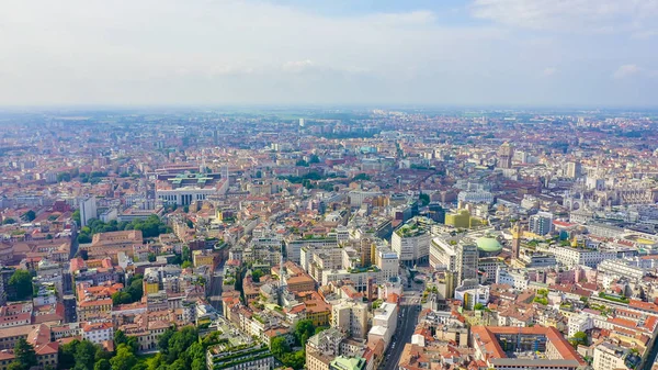 Milán, Italia. Techos de la vista aérea de la ciudad. Clima nublado, Vista aérea — Foto de Stock