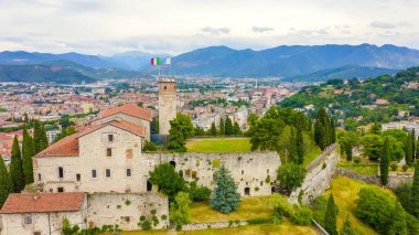 Brescia, İtalya. Castello di Brescia. Bulutlu havada şehrin üzerinden uçmak, Hava Görünümü  