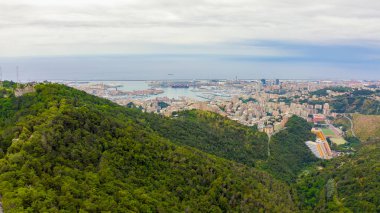 Ceneviz, İtalya. Şehrin merkezi, hava manzaralı. Limanda gemiler, Hava Görüntüsü  